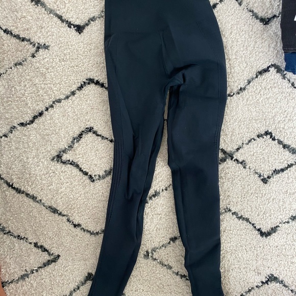 2 pairs of Seamless Lululemon leggings - Picture 1 of 4